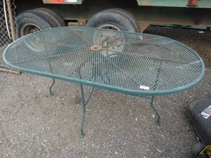 lot 23634 image: Metal oval patio table