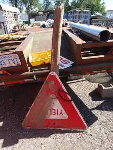 lot 23629 image: Yield sign on post