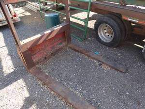 lot 23641 image: Custom built 3 point forklift attachment