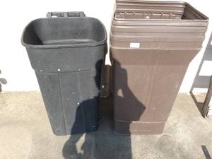lot 23557 image: 2 trash cans