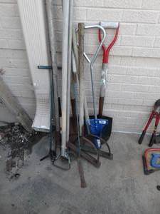 lot 23580 image: Lot of various long handle tools