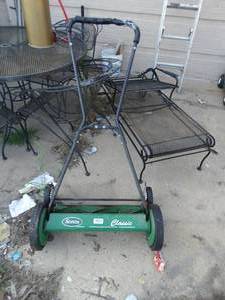 lot 23585 image: Scotts manual push lawn mower