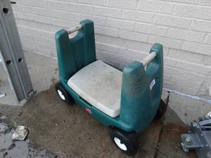 lot 23587 image: Garden cart w gardening tools