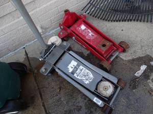 lot 23588 image: 2 automotive jacks