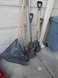 lot 23589 image: Lot of various long handle tools