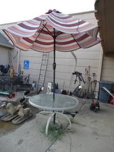 lot 23592 image: Round patio table w umbrella