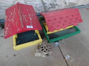 lot 23602 image: 2 bird feeders & decor frog