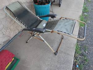 lot 23604 image: Folding patio lounge chair