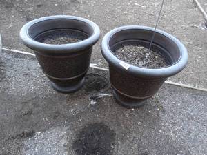 lot 23612 image: 2 nice matching large flower pots