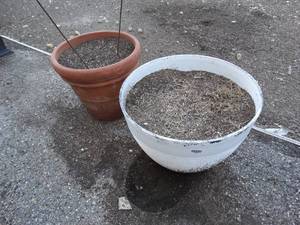 lot 23613 image: 2 nice large flower pots