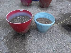 lot 23614 image: 2 nice large flower pots