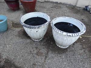 lot 23615 image: 2 nice large matching flower pots