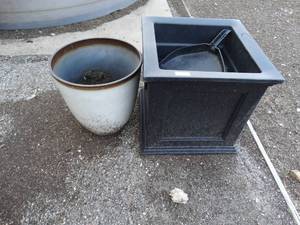 lot 23616 image: 2 nice large flower pots