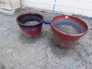lot 23617 image: 2 nice large flower pots