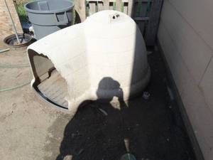 lot 23618 image: Lg dogloo igloo dog house