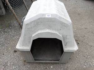 lot 23654 image: Dog house