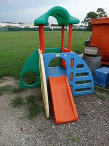 lot 23656 image: Kids outdoor plastic play house