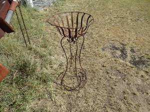 lot 23707 image: Metal Flowerpot Stand Holder.