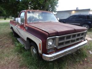 lot 02 image: GMC Siera Classic 25 long bed truck w big block motor-