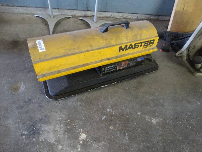 lot 460 image: Master 70000 btu heater kerosene.