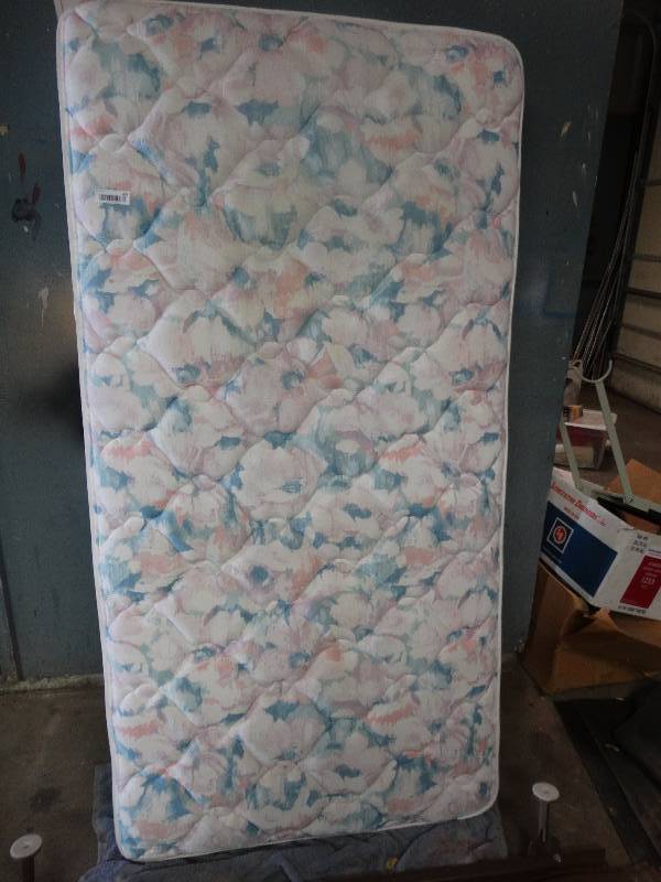 lot 463 image: Twin size mattress & bunk bed.