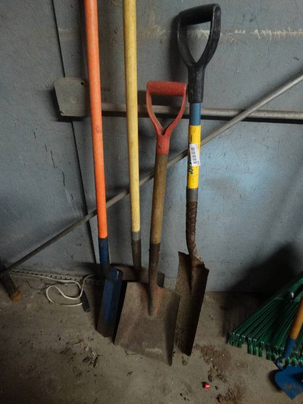 lot 470 image: 4 Shovels.