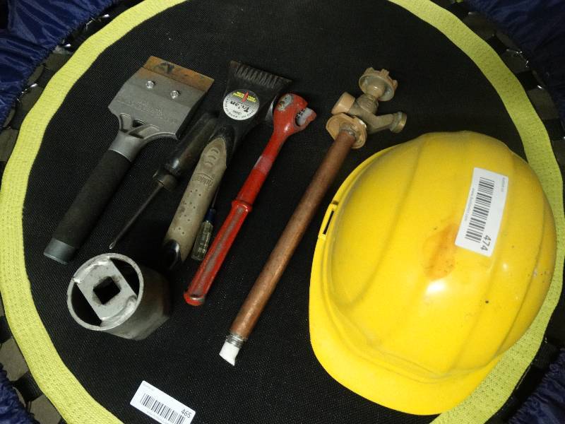 lot 474 image: Hard hat & hand tools.