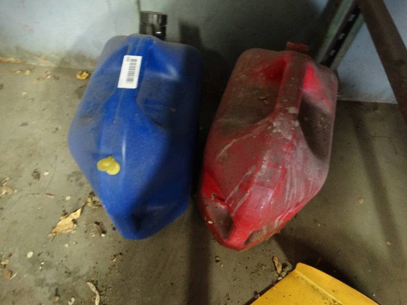lot 492 image: 2 Gas cans.