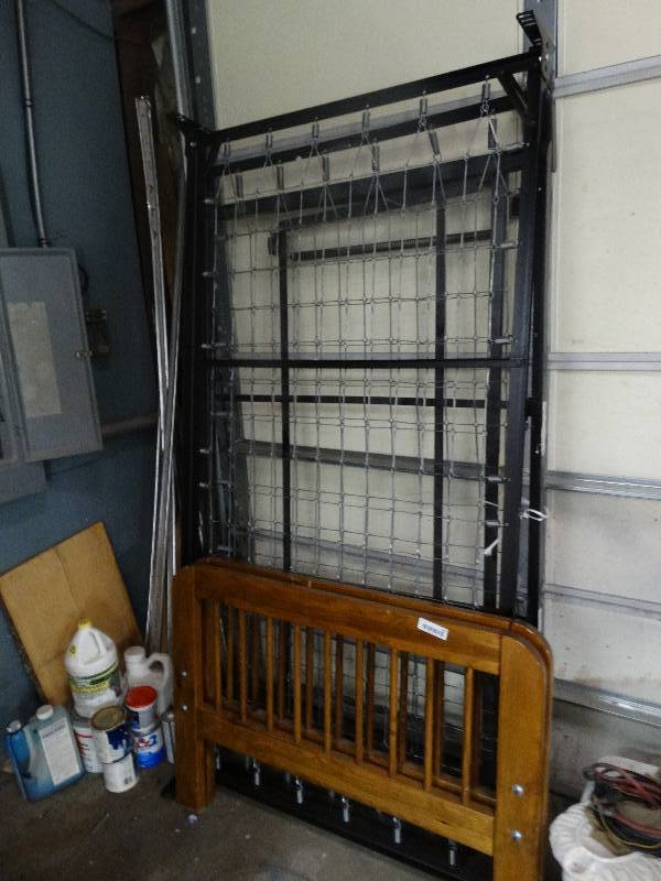 lot 493 image: Twin bed w9 trumble.