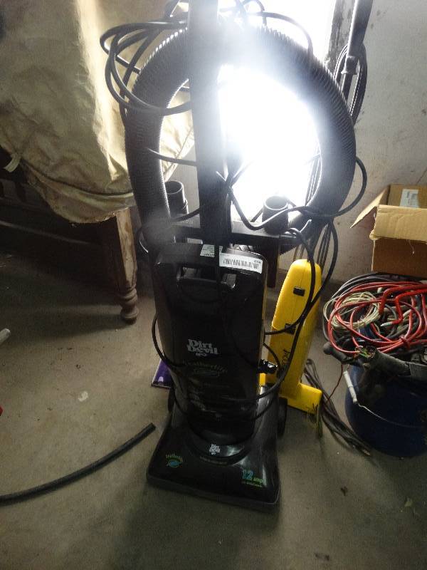 lot 498 image: Dirt devil vacuum.