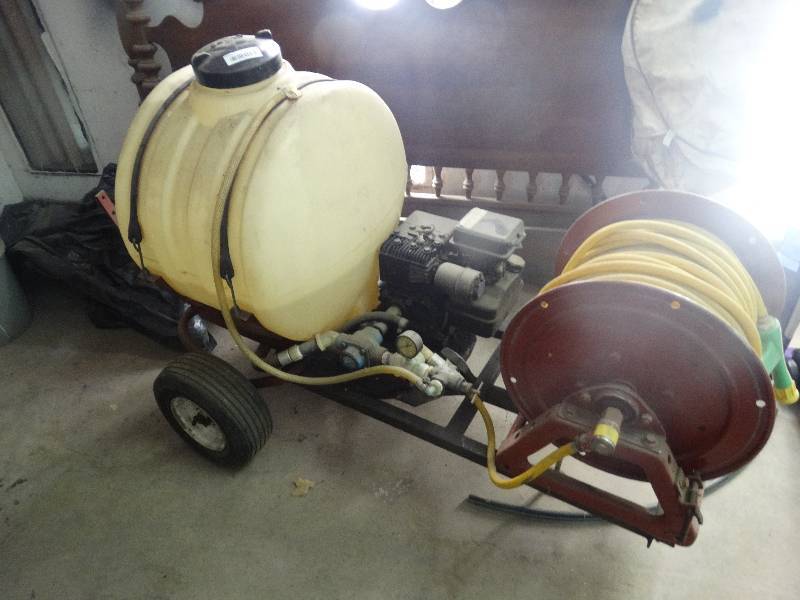 lot 499 image: Briggs & stratton 5HP sprayer on rigg.