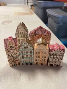 lot 64325 image: miniature porcelain handpainted houses, from Prague, Qty 5