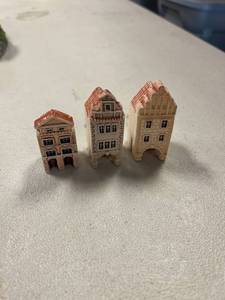 lot 64327 image: mini porcelain houses, 3 pieces