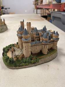 lot 64331 image: pierrefonds castle, Danbury mint 1994