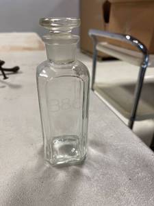 lot 64363 image: B86 apothecary jar