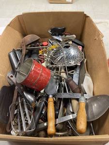lot 64401 image: Box lot, miscellaneous utensils