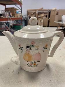 lot 64432 image: Porcelier teapot