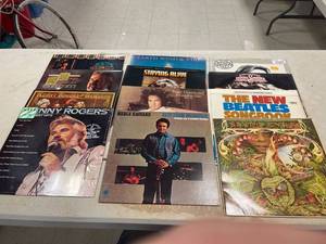 lot 64434 image: Vintage records, Kenny rogers, Merle haggard, Donna summer, earth wind & fire, Qty 12