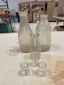 lot 64440 image: Vintage glass milk bottles and creamers
