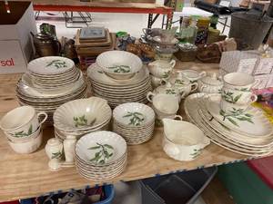 lot 64462 image: W.S.George bolero dish set, 84 pieces