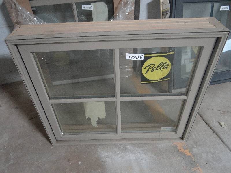 lot 118 image: Pella window.�