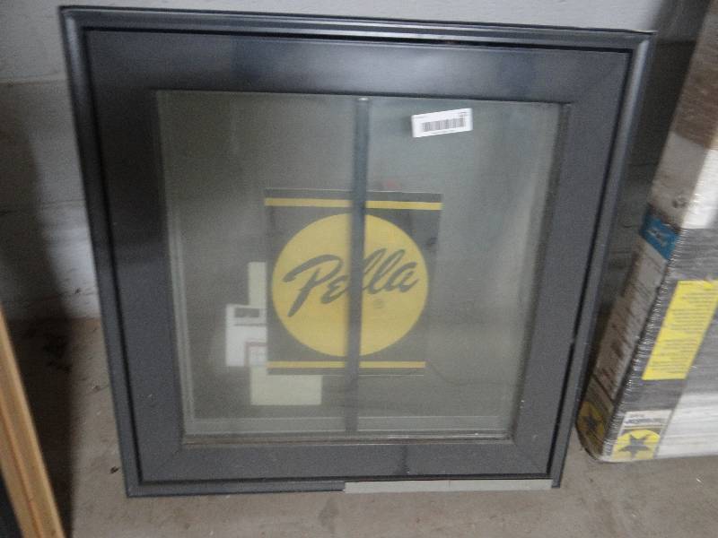 lot 121 image: Pella window.�