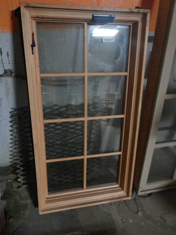 lot 127 image: Pella window.