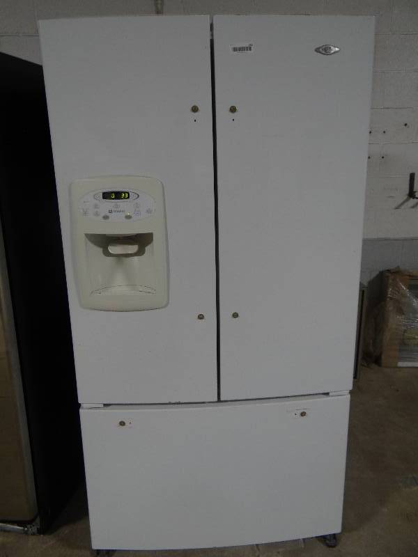 lot 161 image: Maytag refrigerator lights up - does not cool freezer.