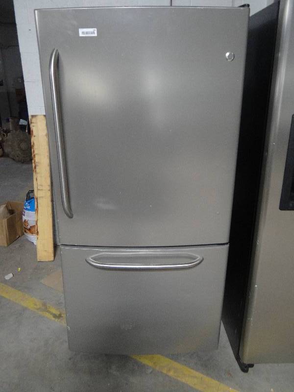 lot 162 image: GE refrigeratorfreezer - light up - does not cool to temp.