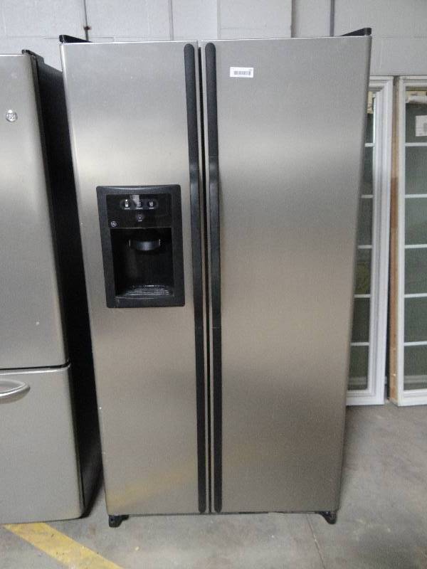lot 163 image: GE side by side refrigeratorfreezer - works.