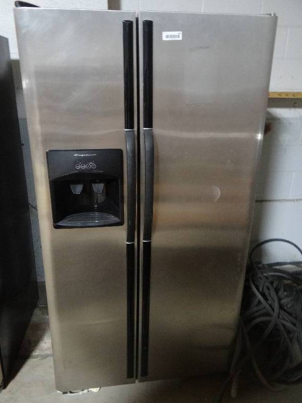 lot 165 image: Frigidaire side by side refrigeratorfreezer - works.