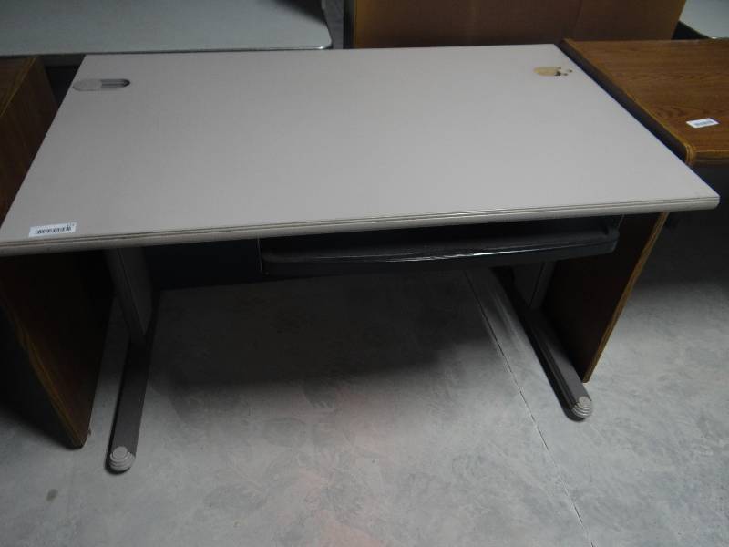 lot 172 image: Metal Desk wpull out keyboard drawer.