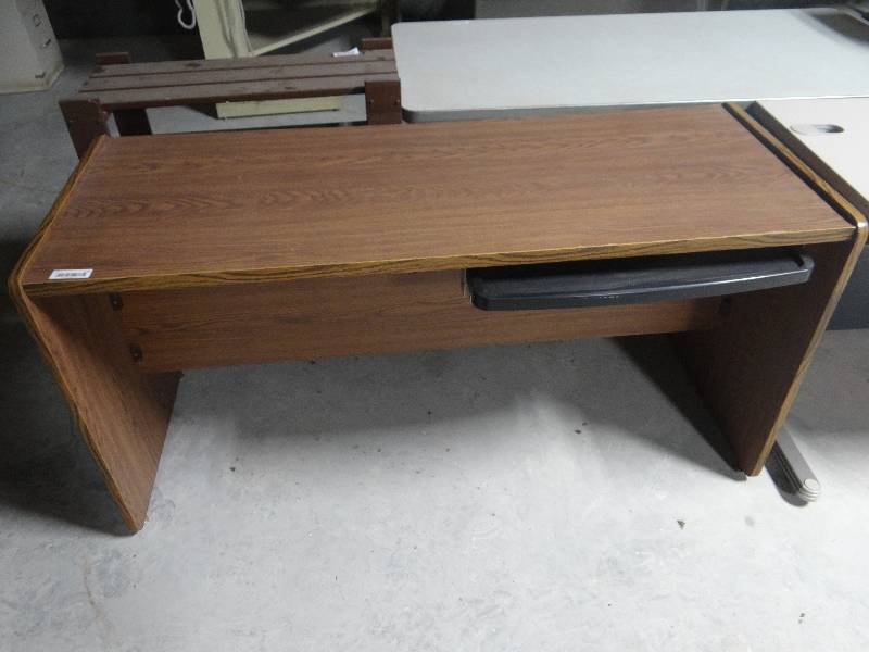 lot 173 image: Desk wpull out keyboard drawer.