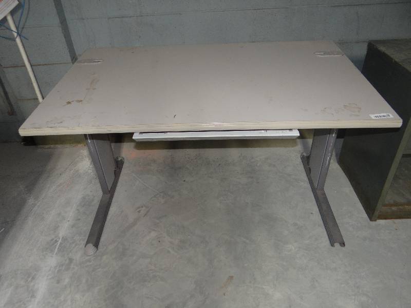 lot 186 image: Office desk.